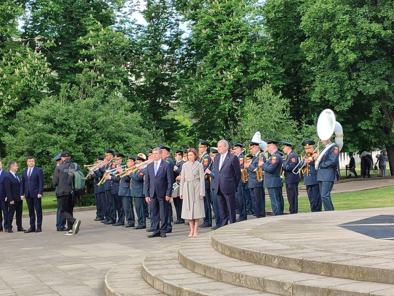 ФОТО Возложение цветов к Мемориальному Комплексу «Вечность»: молдавские и европейские официальные лица чтят память жертв войны и празднуют мир в Европе