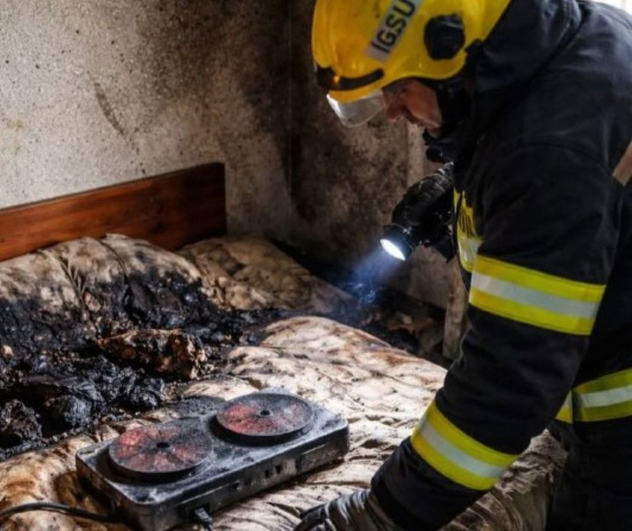Un bărbat de 65 de ani, găsit mort în casă, după un incendiu provocat de plita electrică