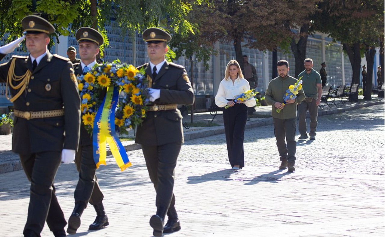 Cuplul Zelenski a adus, de Ziua Independenței, un omagiu ucrainenilor căzuți în războiul cu Rusia