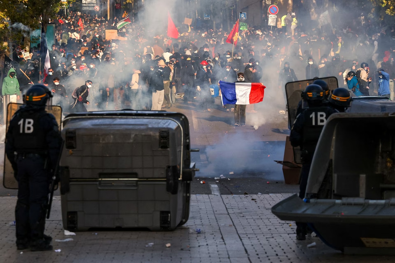 Peste 400.000 de oameni au ieșit în stradă în Franța. Protestele au degenerat în violențe la Paris și Marsilia
