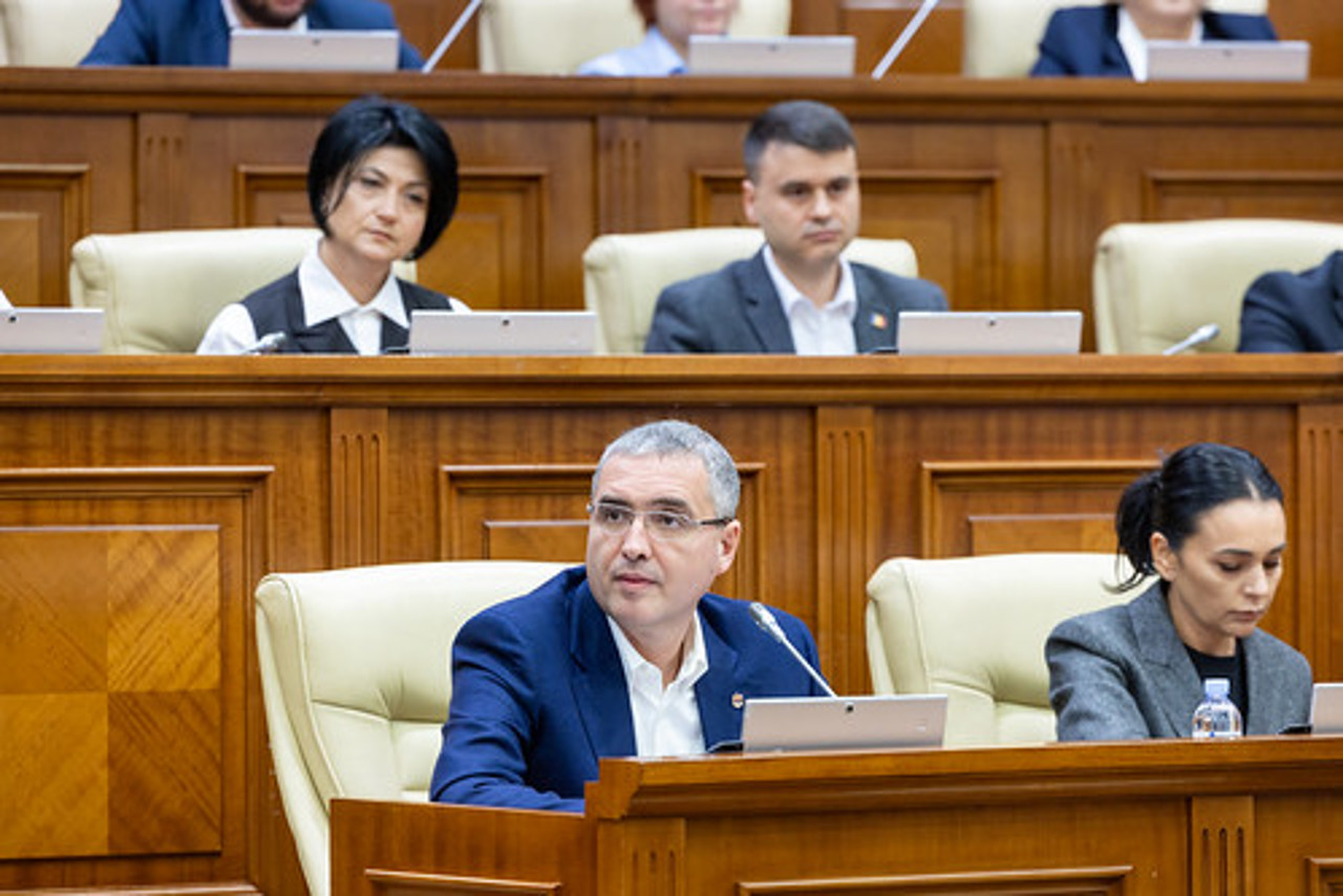 Replici tăioase în Parlament la împărțirea comisiilor. Plîngău către Usatîi: „Tot internetul bântuie cu fotografii la peretele unui comisariat”