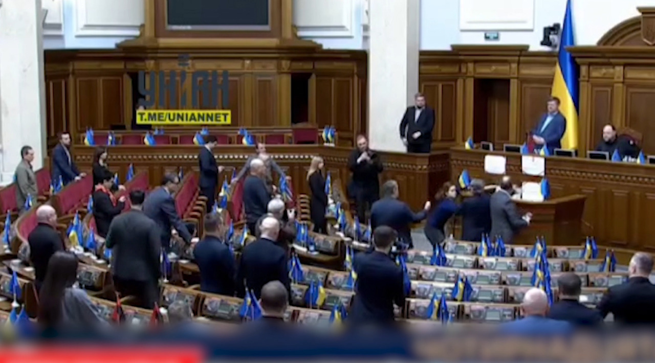 Îmbrânceli și tras de păr în sălile legislative: incidente în parlamentele Ucrainei și Mexicului