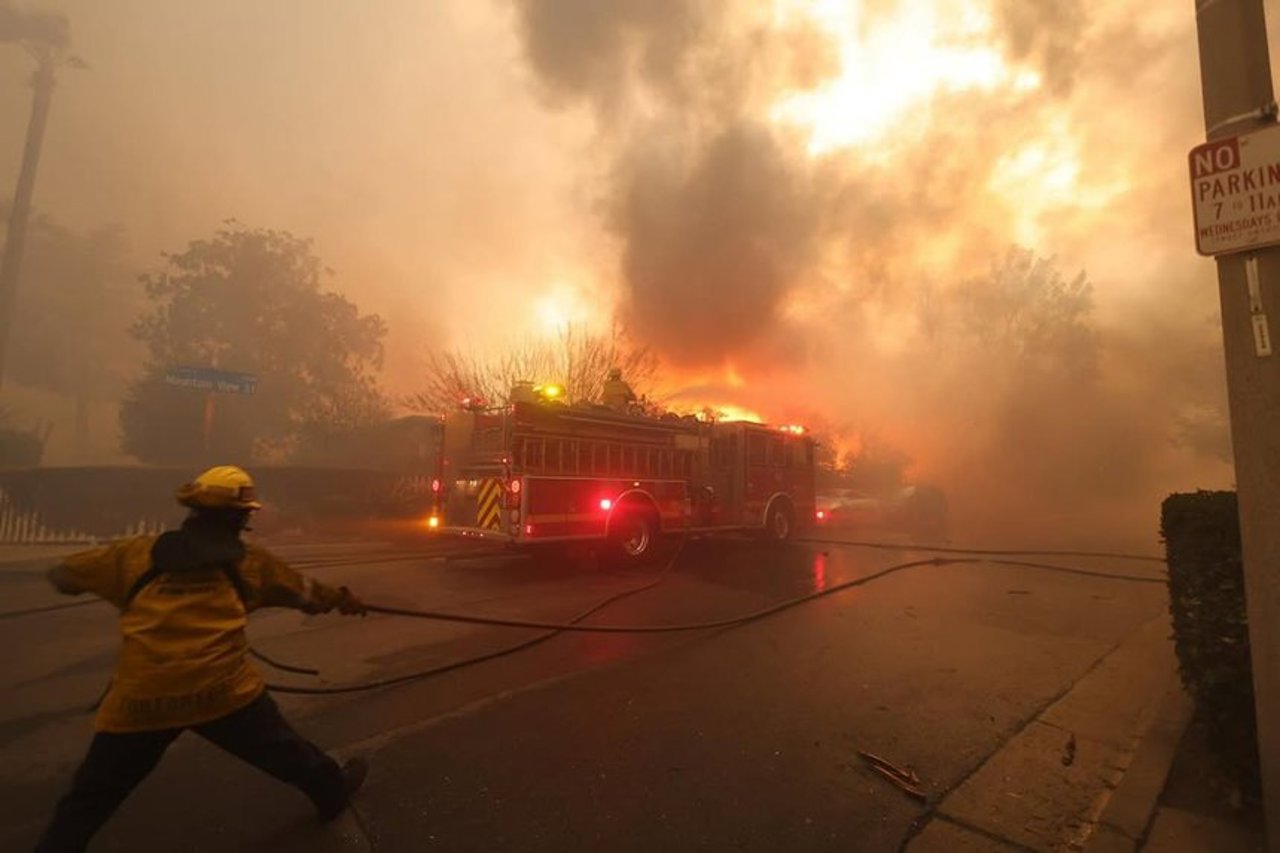 Cel mai mare dintre incendiile din Los Angeles își schimbă direcția, aducând noi amenințări