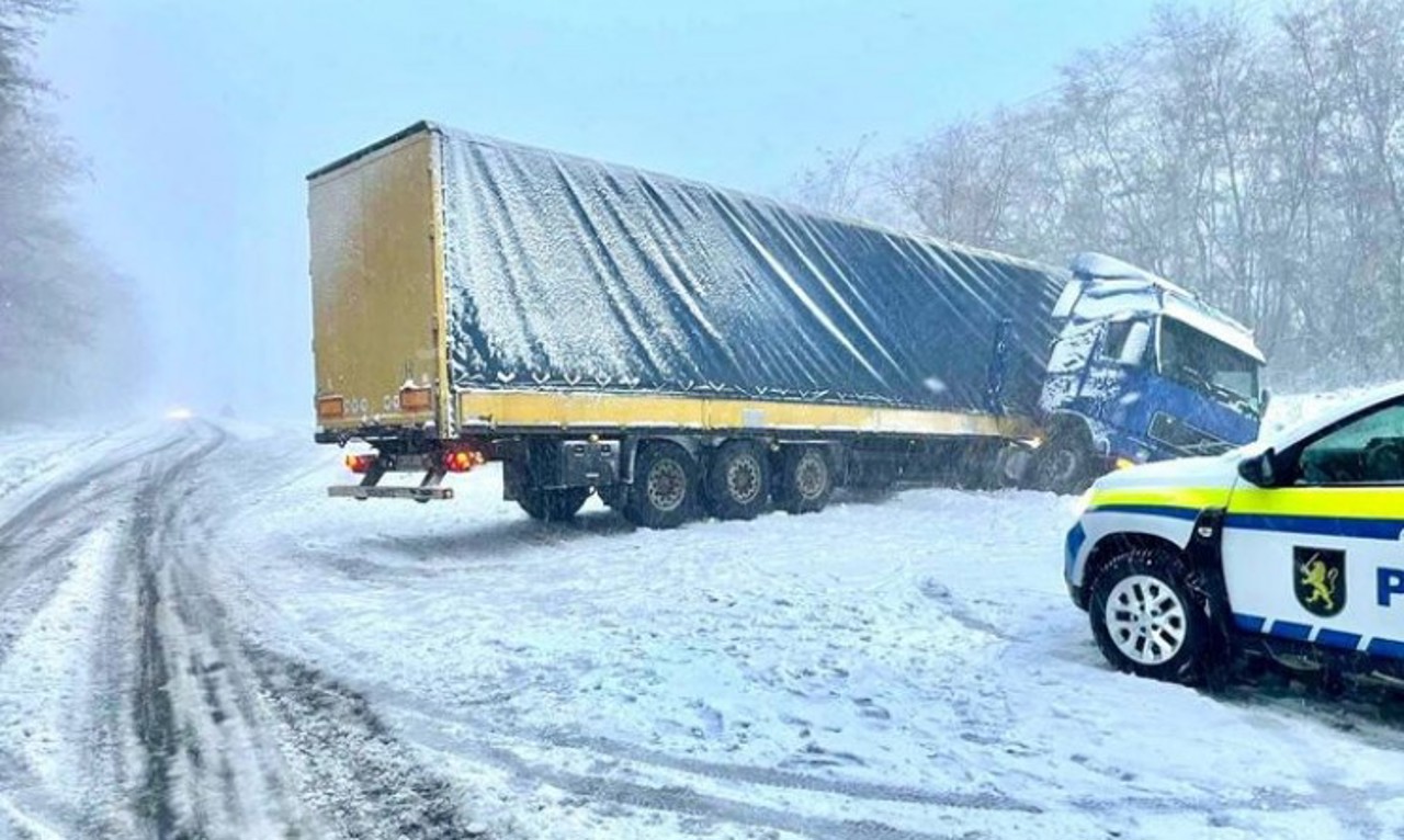 Ninsoarea le dă bătăi de cap drumarilor. În raionul Călărași o bandă de circulație este blocată