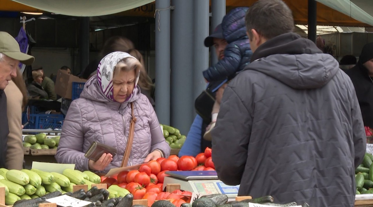 Forfotă mare în Piața Centrală din capitală: „Prețurile sunt piperate”, spun cumpărătorii 