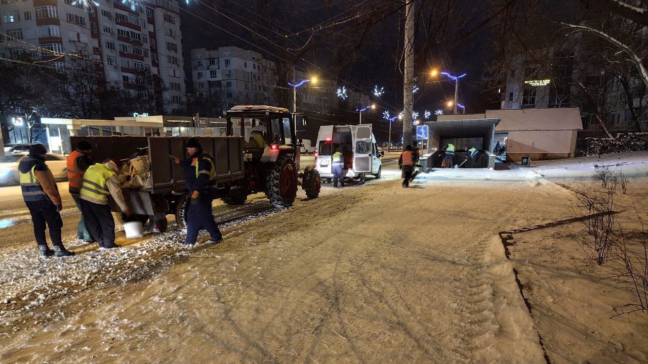 Ghețuș pe străzi și trotuare, după ploi, lapoviță și ninsori. Autoritățile cer prudență