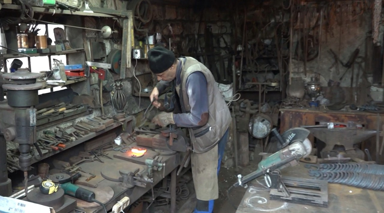 Un locuitor din Ceadâr-Lunga transformă metalul în adevărate opere  