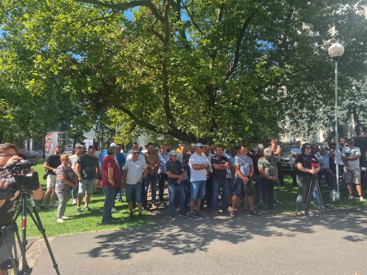 Фермеры протестуют перед зданием правительства, в то время как кабинет министров утверждает новую финансовую помощь для них