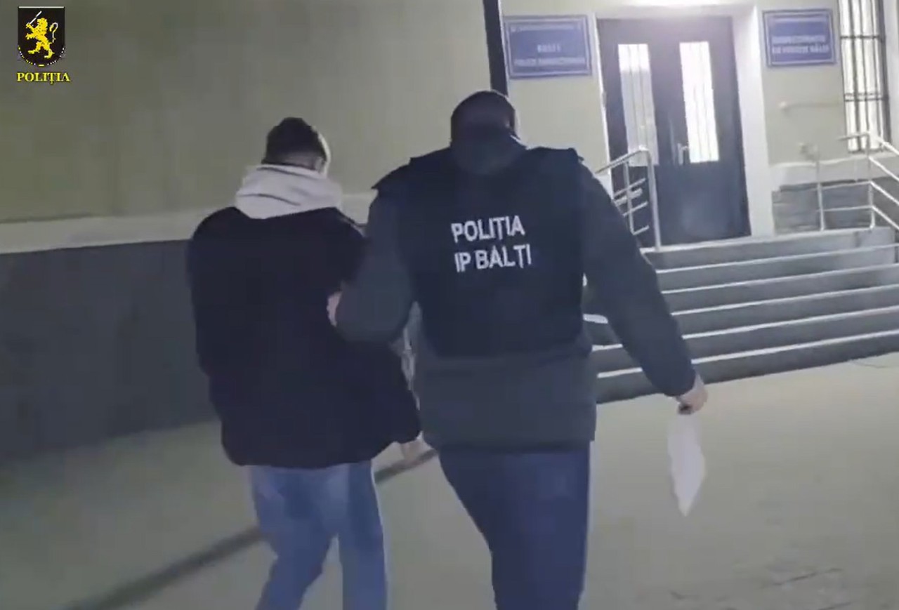 Bărbat din Bălți, înșelat cu 360 de mii de lei printr-o schemă falsă de investiții. Doi tineri, reținuți 