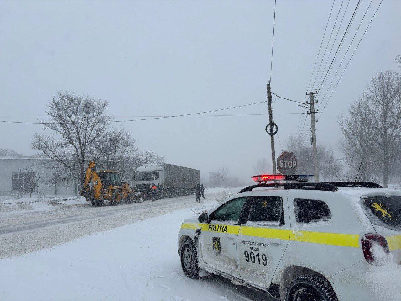 Mai multe automobile, blocate în sudul țării și în capitală din cauza ninsorilor și a ghețușului 
