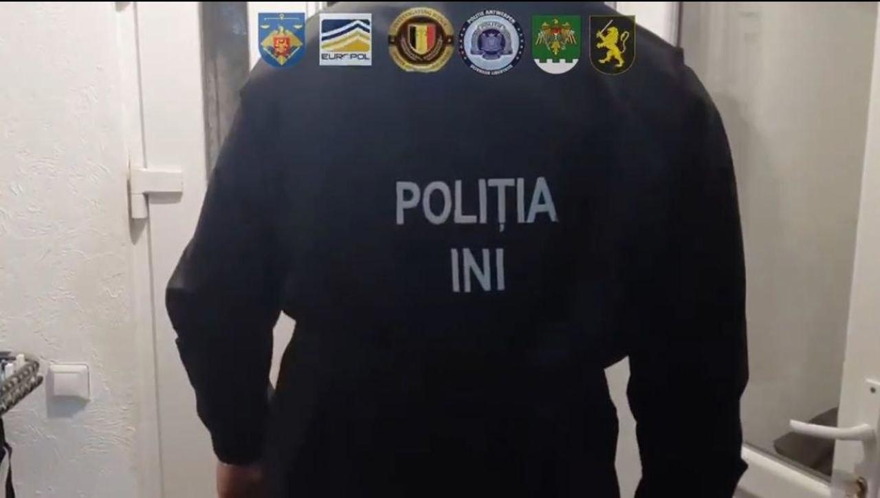  Armă de foc și permise de conducere falsificate, ridicate în urma perchezițiilor. Suspecții, cercetați pentru furt de mașini din Belgia