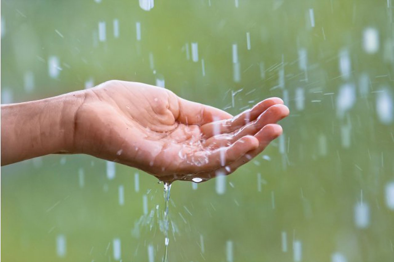 Avertismentul meteorologilor: Vin ploile puternice cu descărcări electrice 