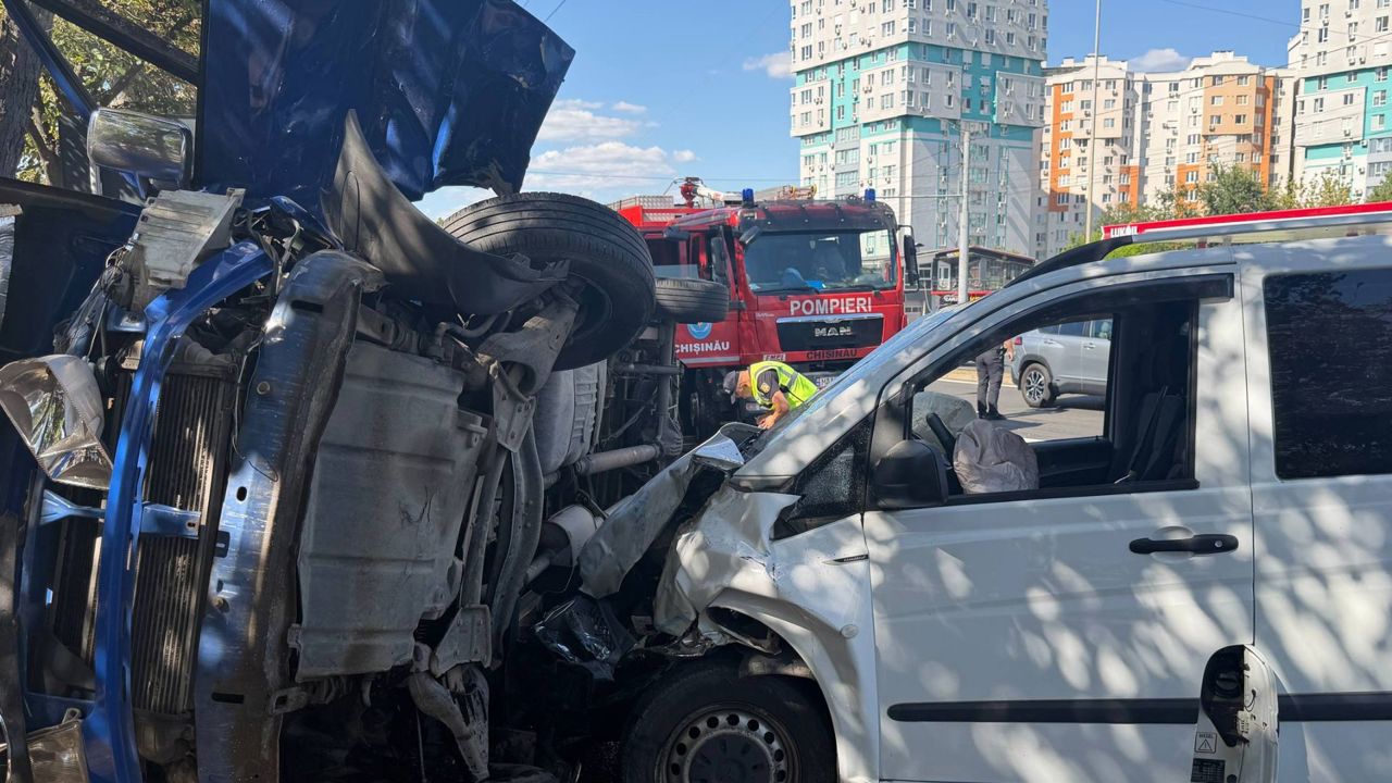VIDEO | Grav accident pe viaduct: Cinci automobile implicate, două persoane transportate la spital