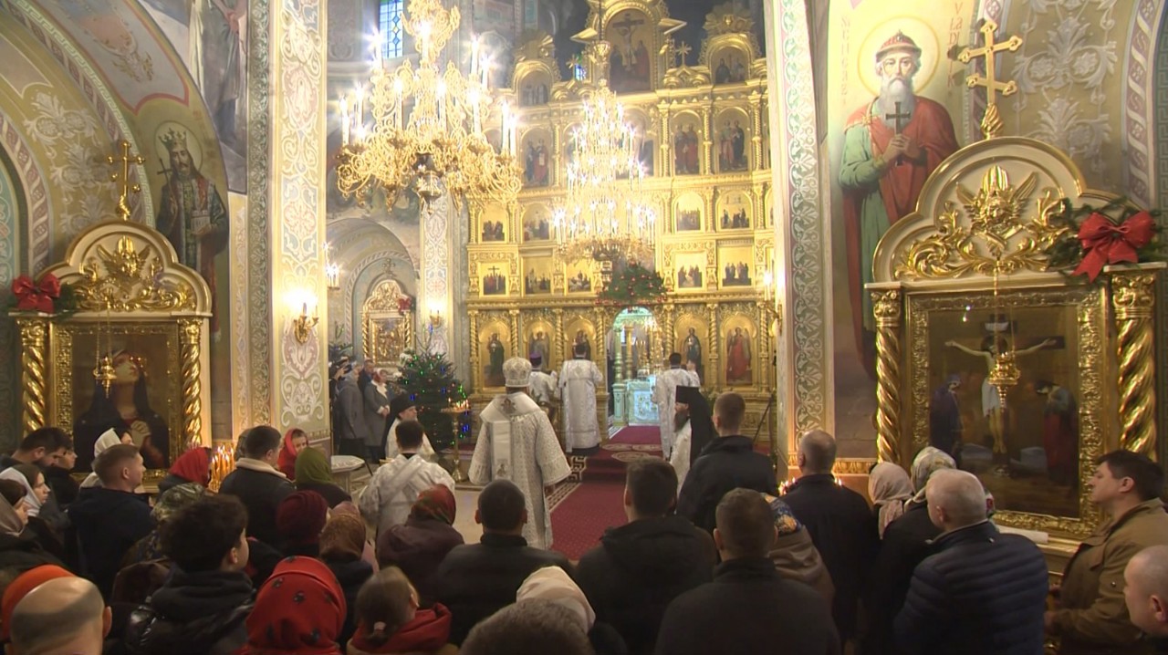 Sute de enoriași au slăvit Nașterea lui Iisus în lăcașele sfinte 