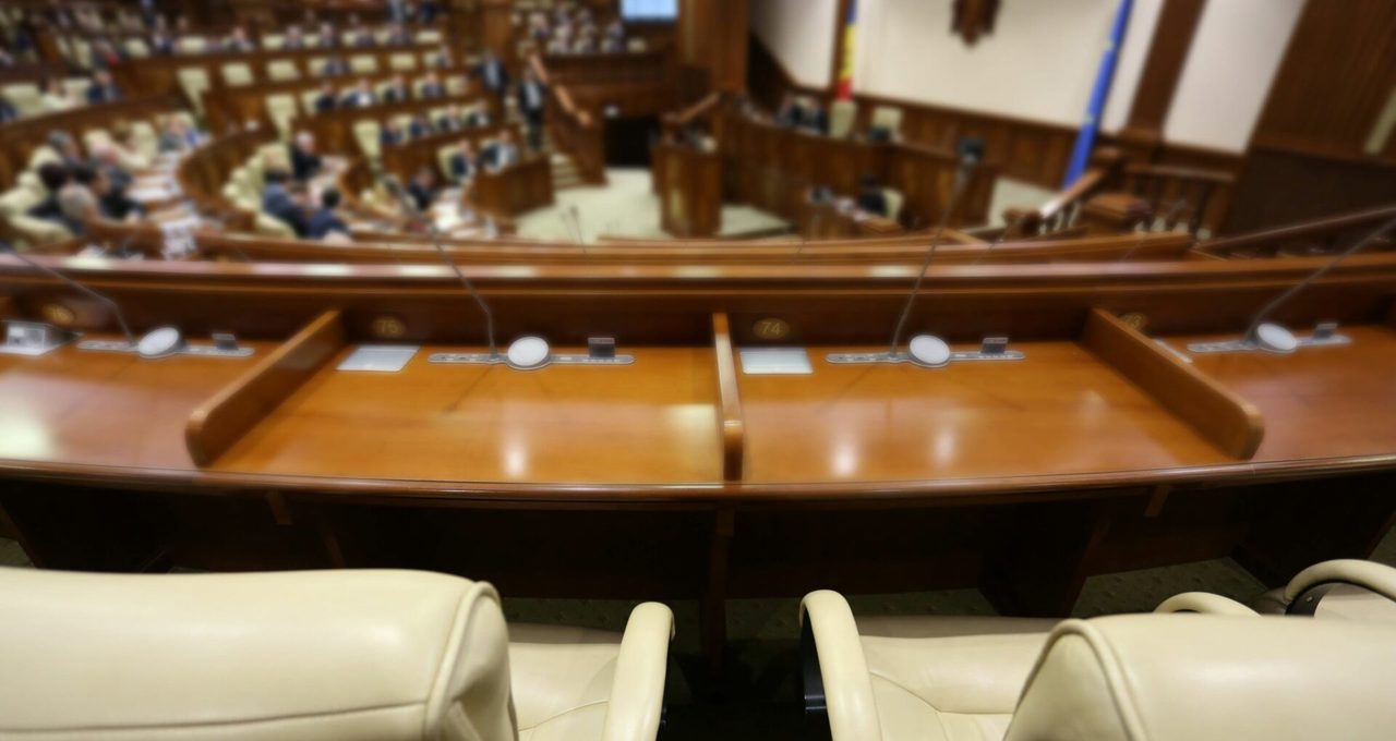 Депутаты собираются на специальную сессию. На повестке дня - проект закона о бюджете на 2023 год