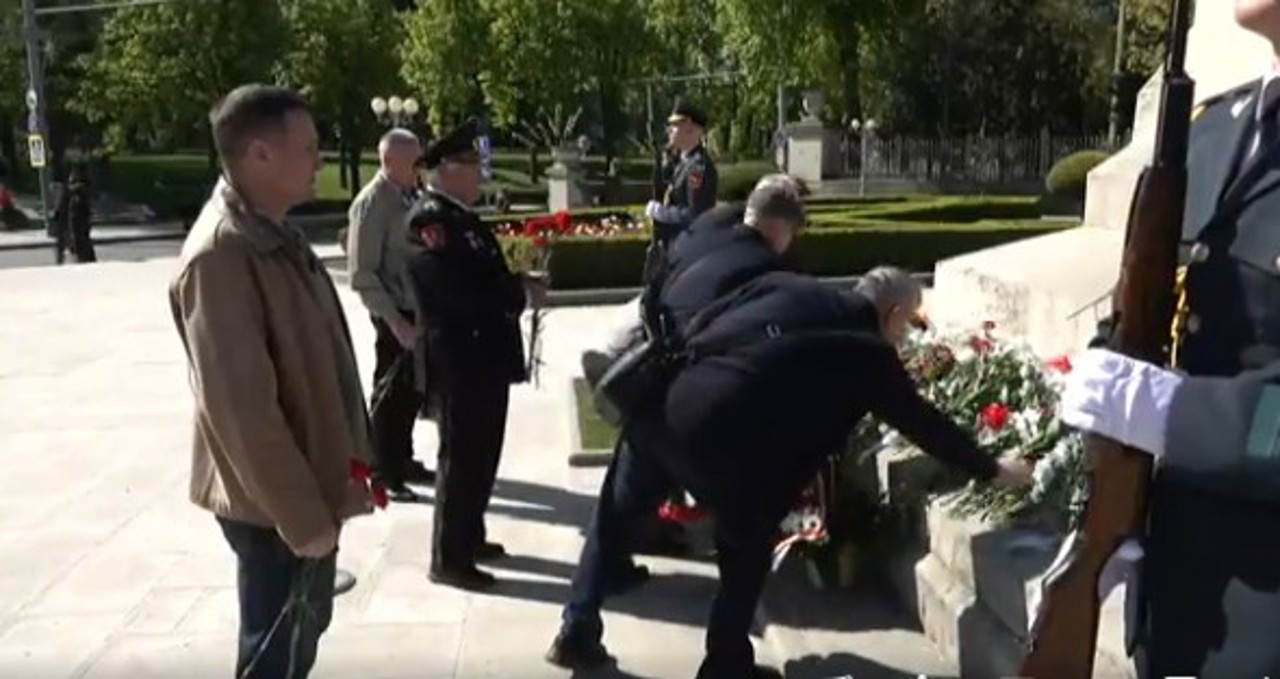 Depuneri de flori la Chișinău, la 40 de ani de la tragedia nucleară de la Cernobîl: „Nu uit cum am fost dus în groapa cu radiații”