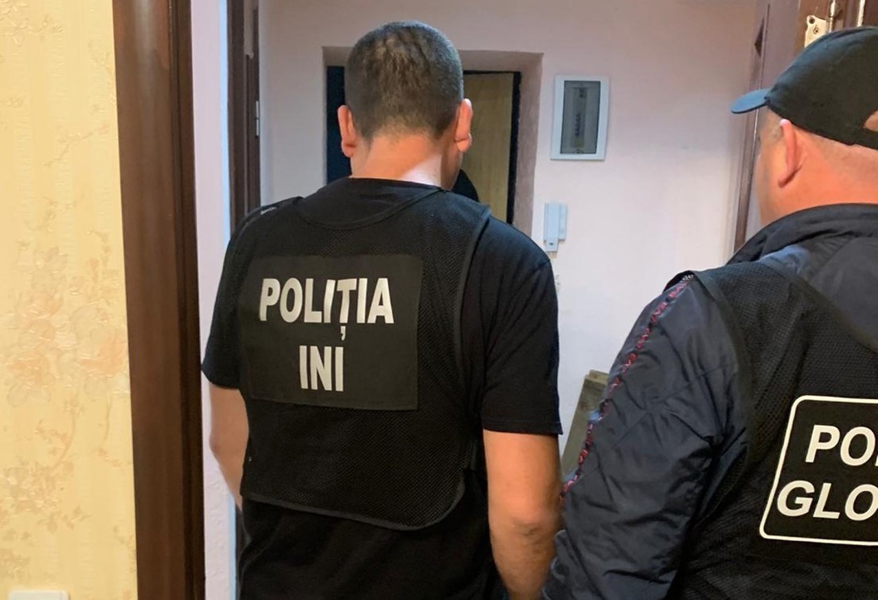 Captură de droguri într-un apartament din capitală. Două persoane, reținute