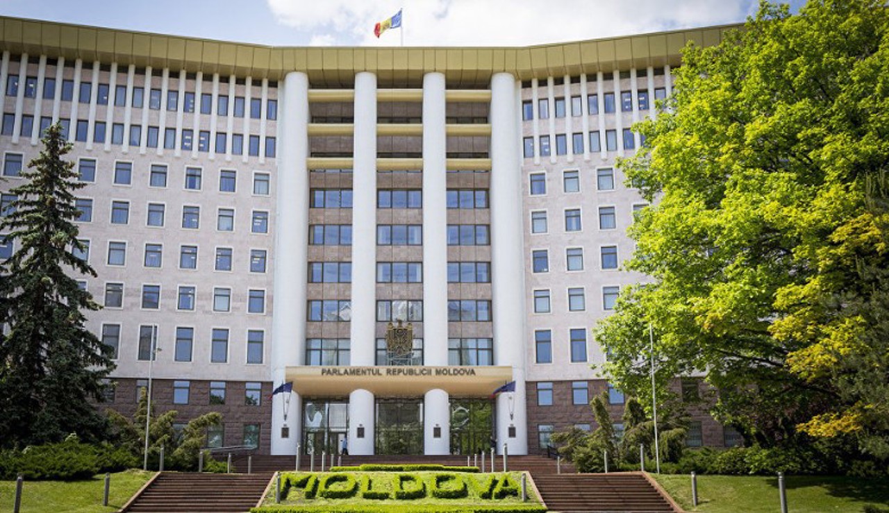 Фракция БКС бойкотирует продолжение заседания от 16 марта в знак протеста против принятия возвращения румынского языка в законодательство страны