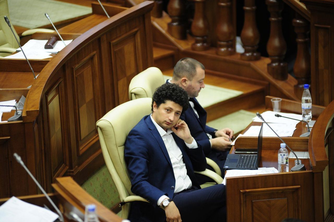 Beneficiau de facilități, dar plecau imediat peste hotare: Moldovenii care revin din diaspora vor semna că rămân acasă cel puțin trei ani