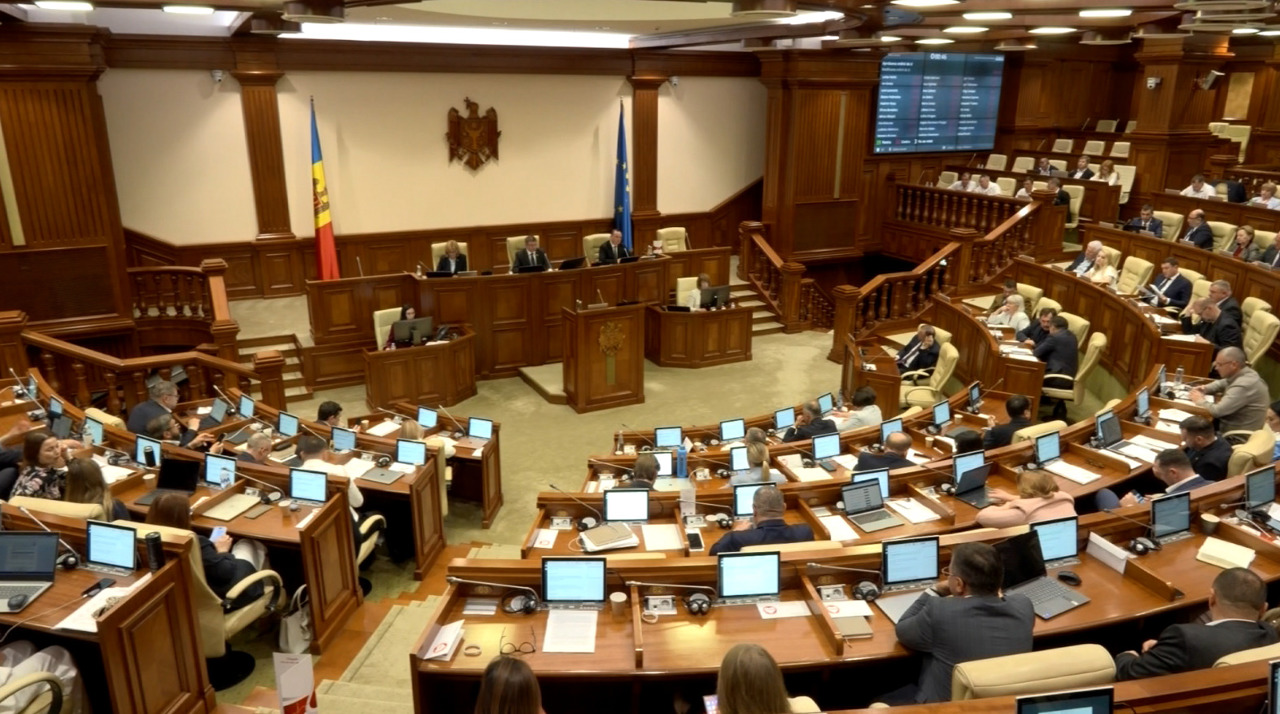 Vacanță cu buget restrâns? Unii deputați spun că nu-și permit concedii scumpe