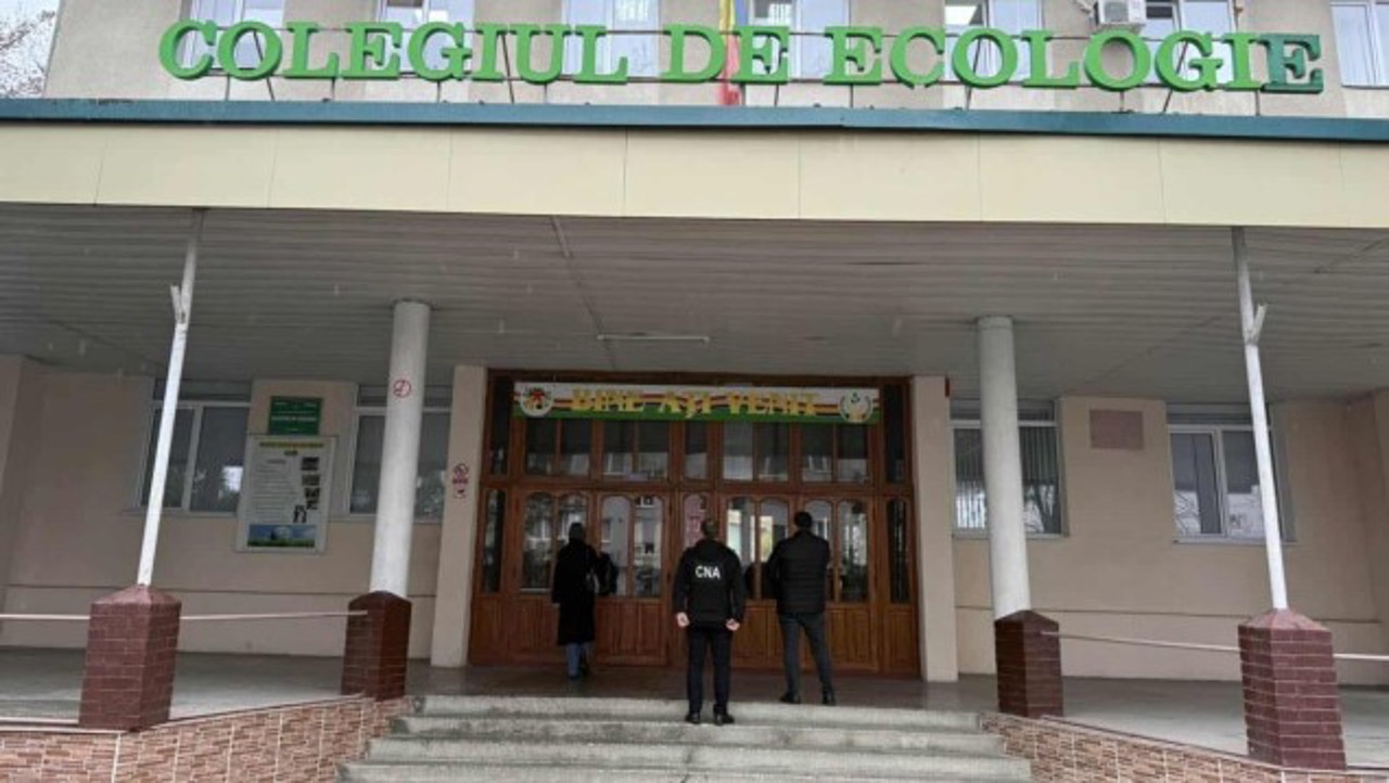 Percheziții în Chișinău: Decan de la USM, directorul Colegiului de Ecologie și studenți, cercetați pentru vânzarea și cumpărarea tezelor de licență