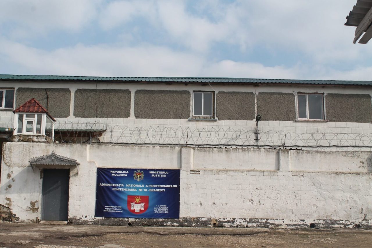 Un fost deținut a încercat să intre forțat în Penitenciarul Brănești. Gardienii au intervenit cu arma din dotare