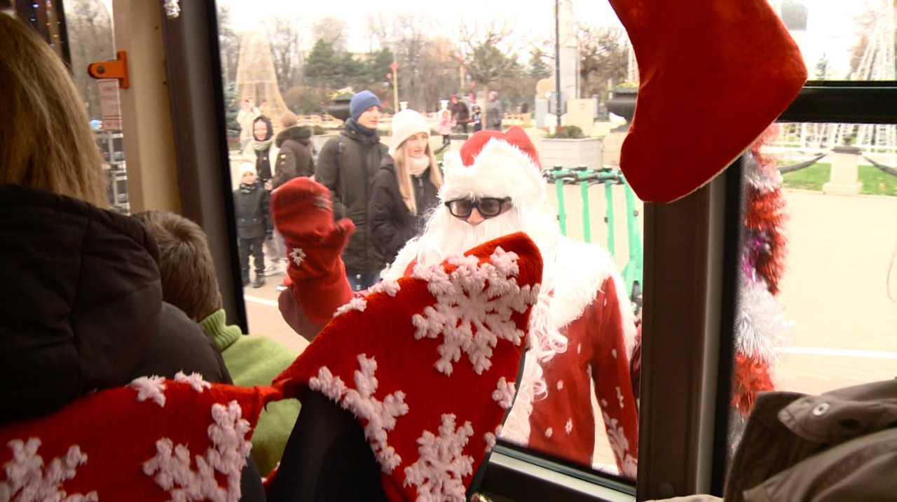 Colinde, poezii și istorie: troleibuzul cu Moș Crăciun revine pe străzile Chișinăului