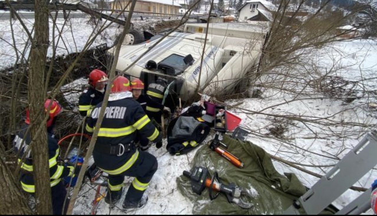 Грузовик с молдавскими номерами перевернулся в русле реки в Румынии. Водитель был срочно доставлен в больницу