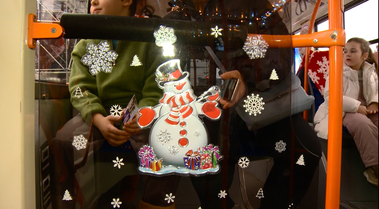 Colinde, poezii și istorie: troleibuzul cu Moș Crăciun revine pe străzile Chișinăului