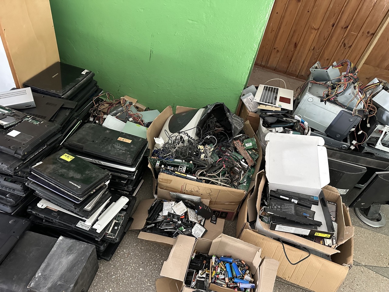 Elevii din R. Moldova au colectat sute de kilograme de deșeuri electronice