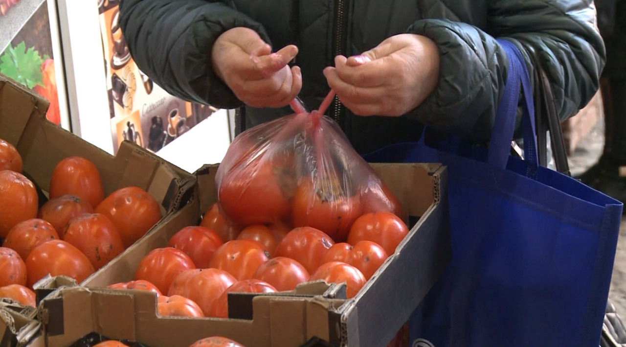 Temperaturile extreme pun la încercare vânzătorii din piețe