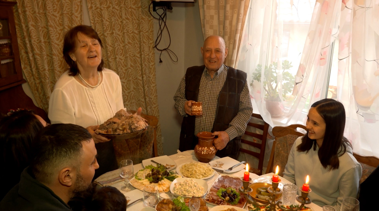 Masa de Paște adună generații: Povestea unei familii din Ruseștii Noi