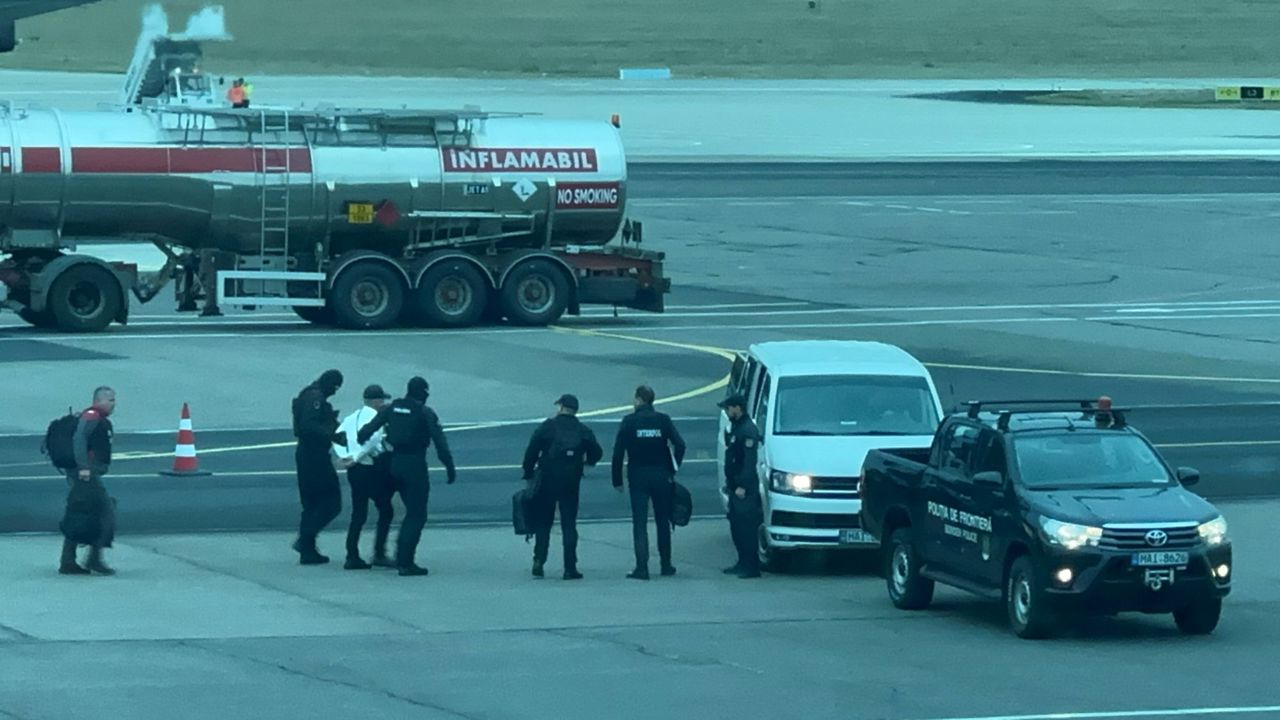 Procesul de reținere a lui Vladimir Plahotniuc, extrădat din Grecia, este în desfășurare. Oligarhul va fi dus în fața instanței pentru confirmarea arestului