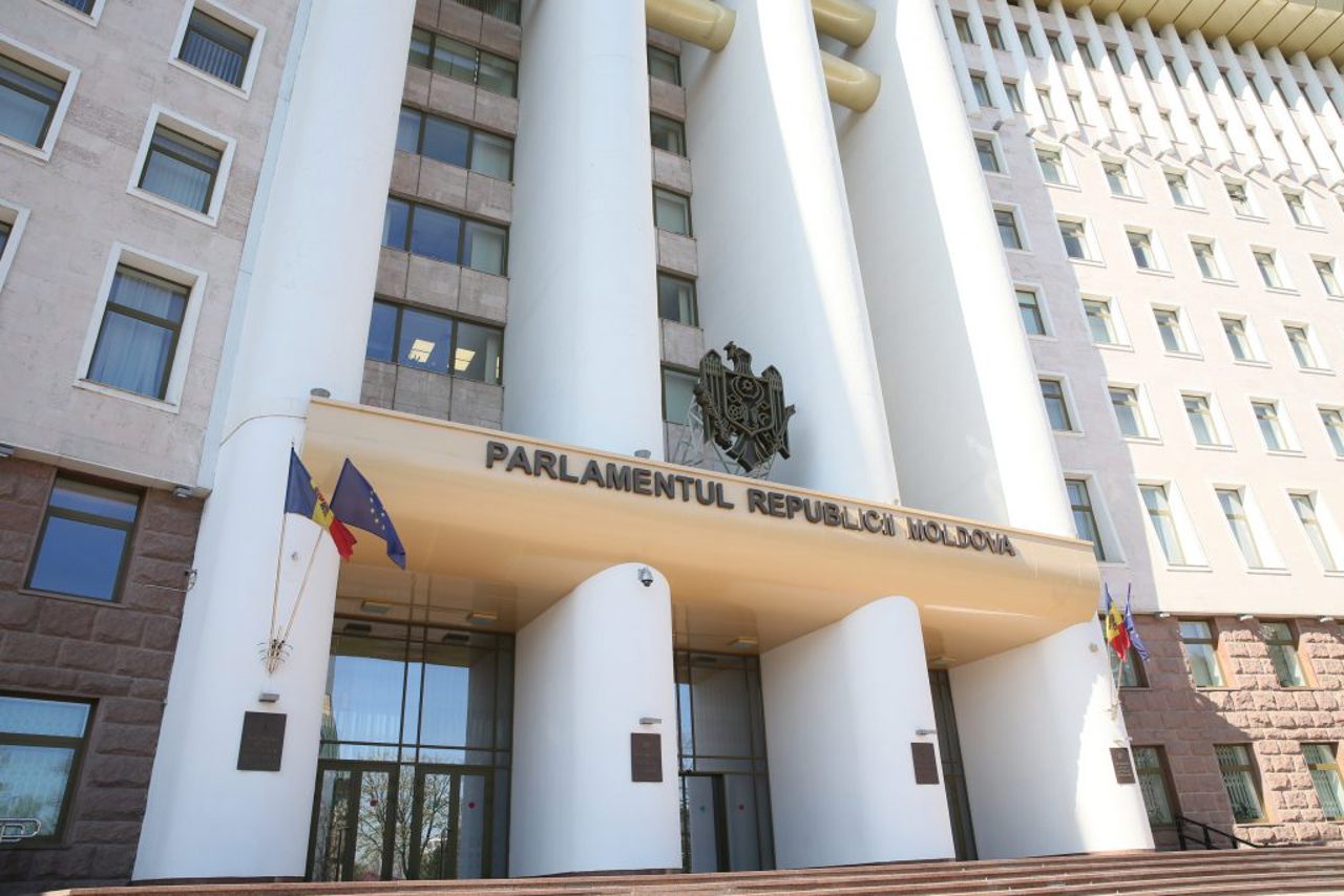 Combaterea escrocheriilor online și telefonice va fi discutată la audierile publice organizate de Parlament 