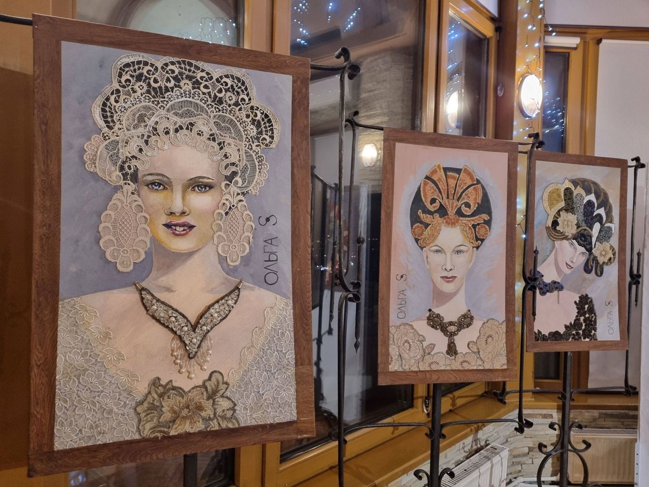 Bijuterii cu suflet, expuse la muzeu: „Magia chipului feminin”, o întâlnire dintre portret și podoabă