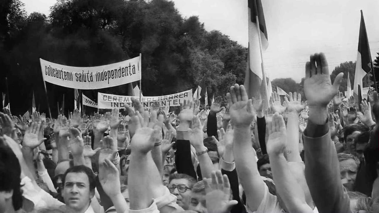 „O portiță deschisă spre reunificare”: Culisele scrierii și votării Declarației din 27 august 1991