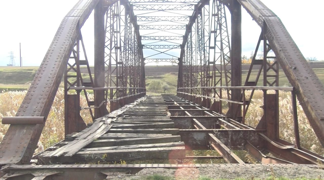 Construit acum un secol, „Podul de fier” din Florești, la un pas de prăbușire