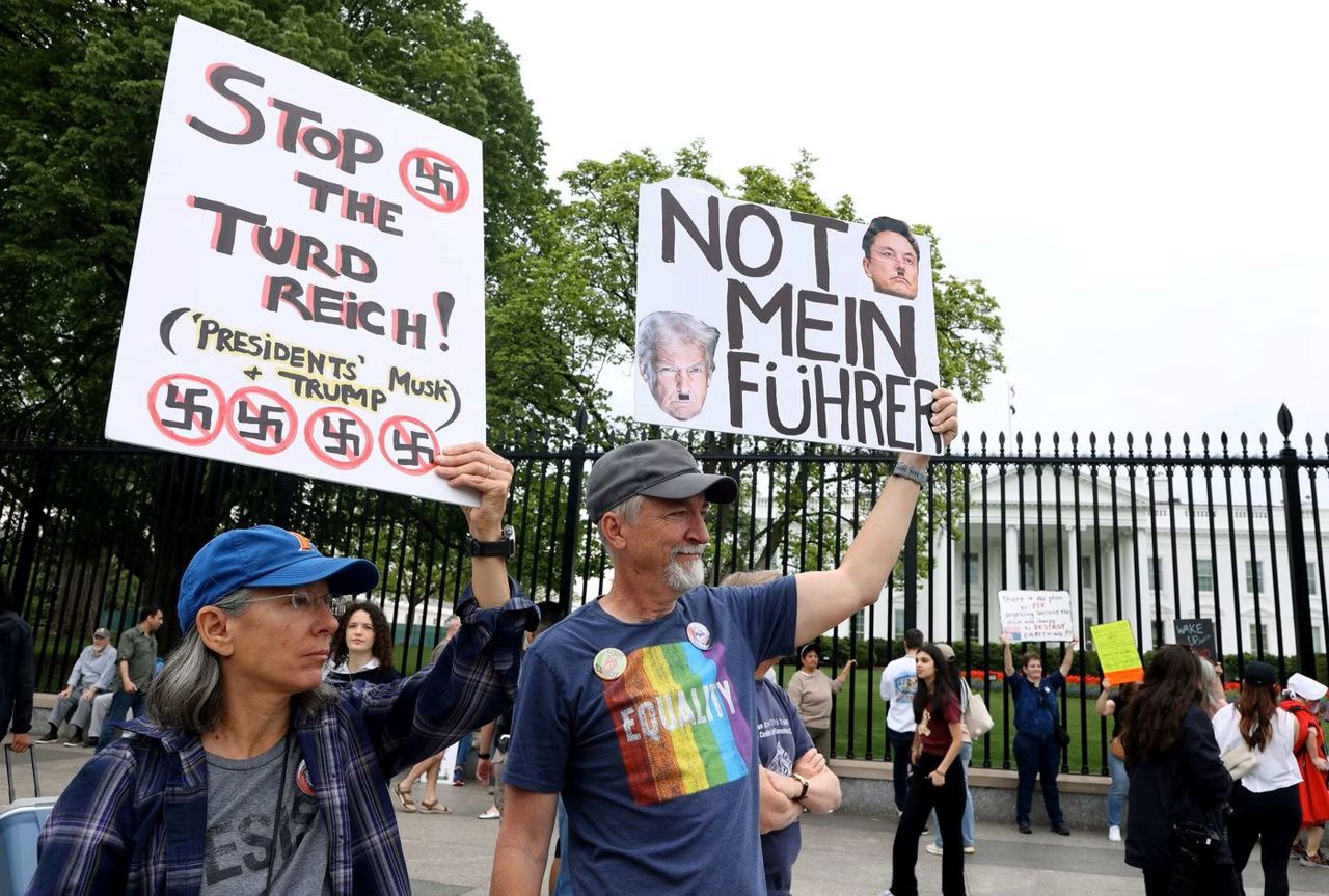 „Arestați-l pe Trump, deportați-l pe Musk”. Mii de proteste în SUA față de măsurile luate de Trump