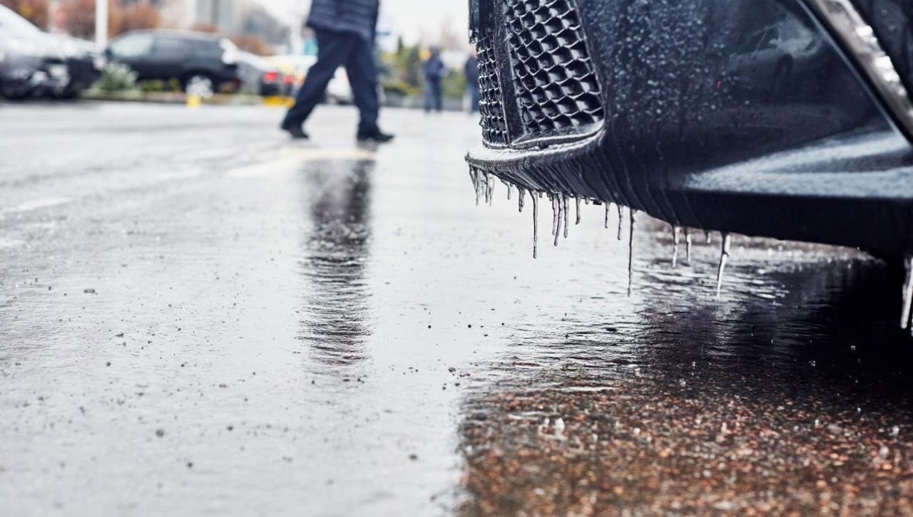 Atenție, șoferi și pietoni! Vreme complicată și risc de ghețuș până luni