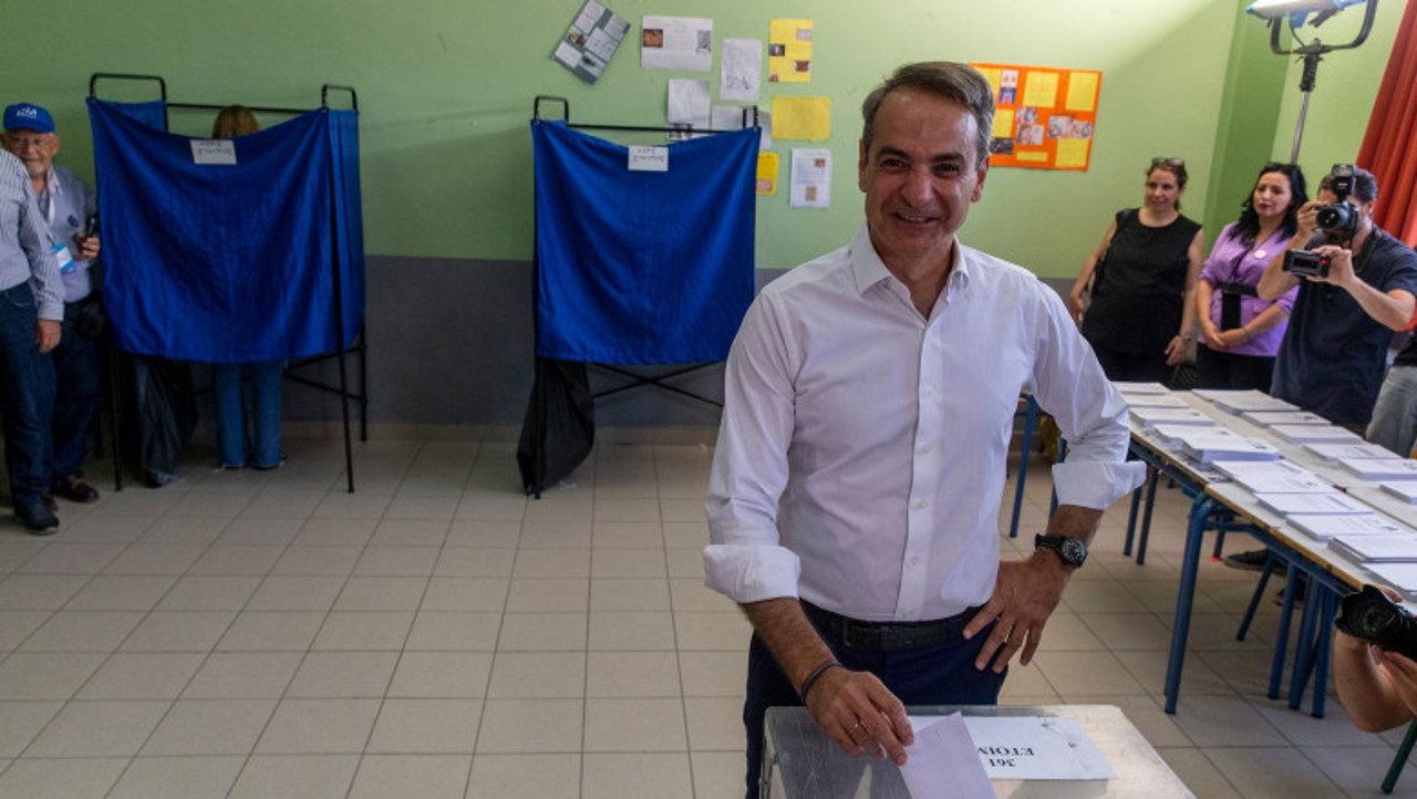 Greek elections: Mitsotakis's conservatives heading for clear majority