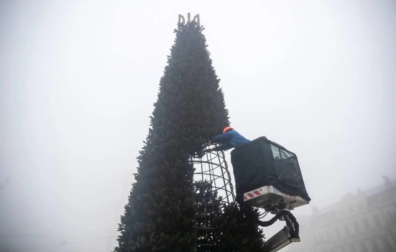 În capitala Ucrainei a început instalarea bradului de Crăciun