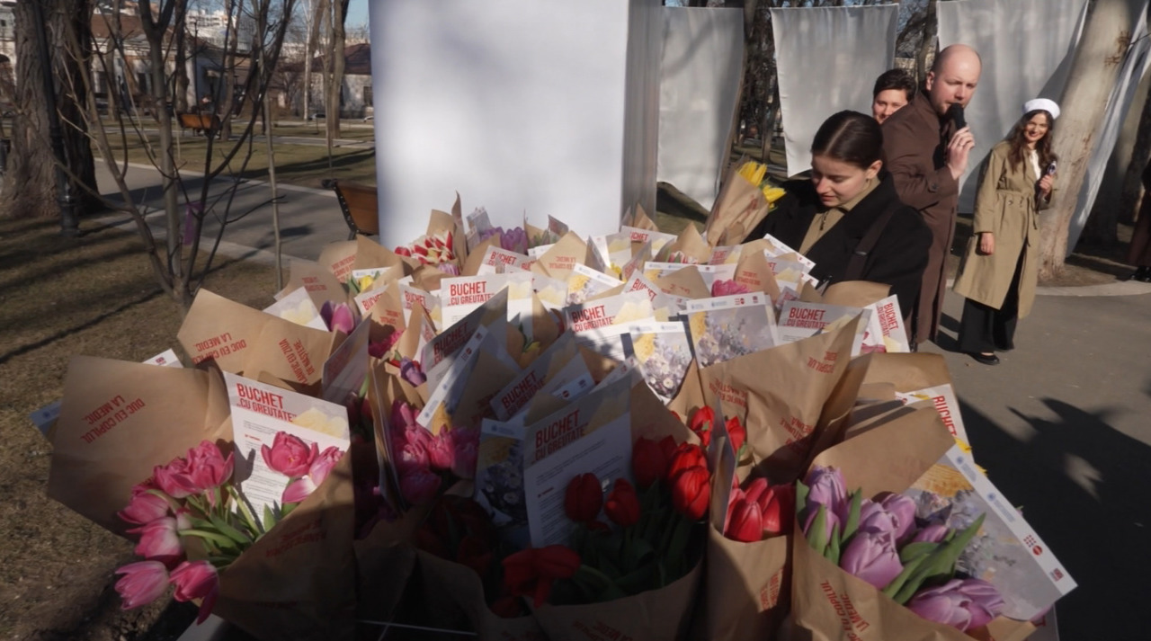 Mesaj dincolo de flori: campania „Buchet cu greutate” atrage atenția asupra poverilor purtate de femei