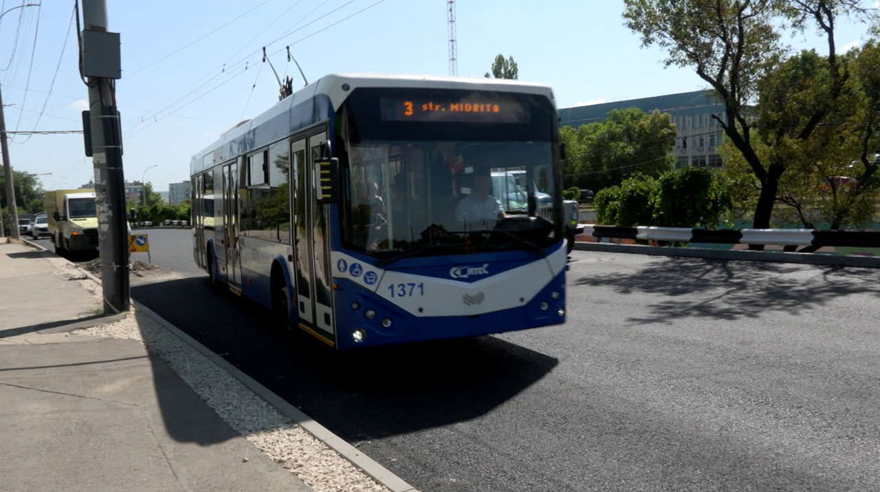 Pasagerii se plâng de căldură în troleibuzele fără climatizare