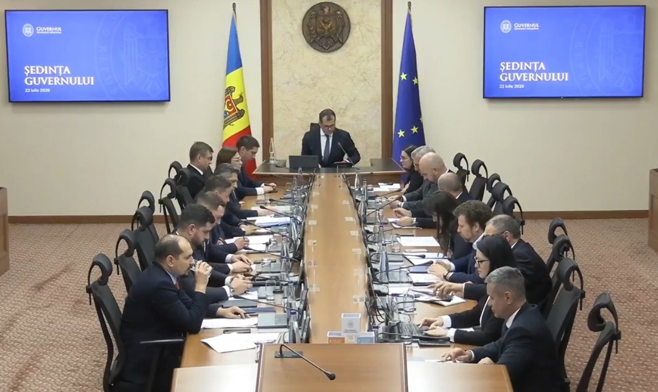 Primele remanieri în Guvernul Tofan: Secretarul de stat reținut pentru corupție, demis 
