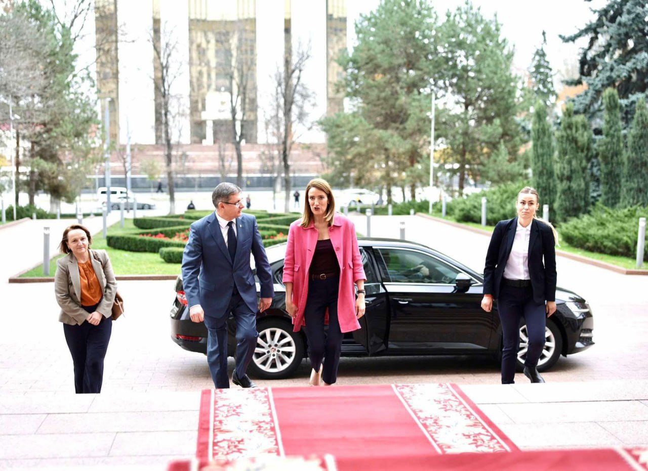 Роберта Метсола на заседании парламента Молдовы