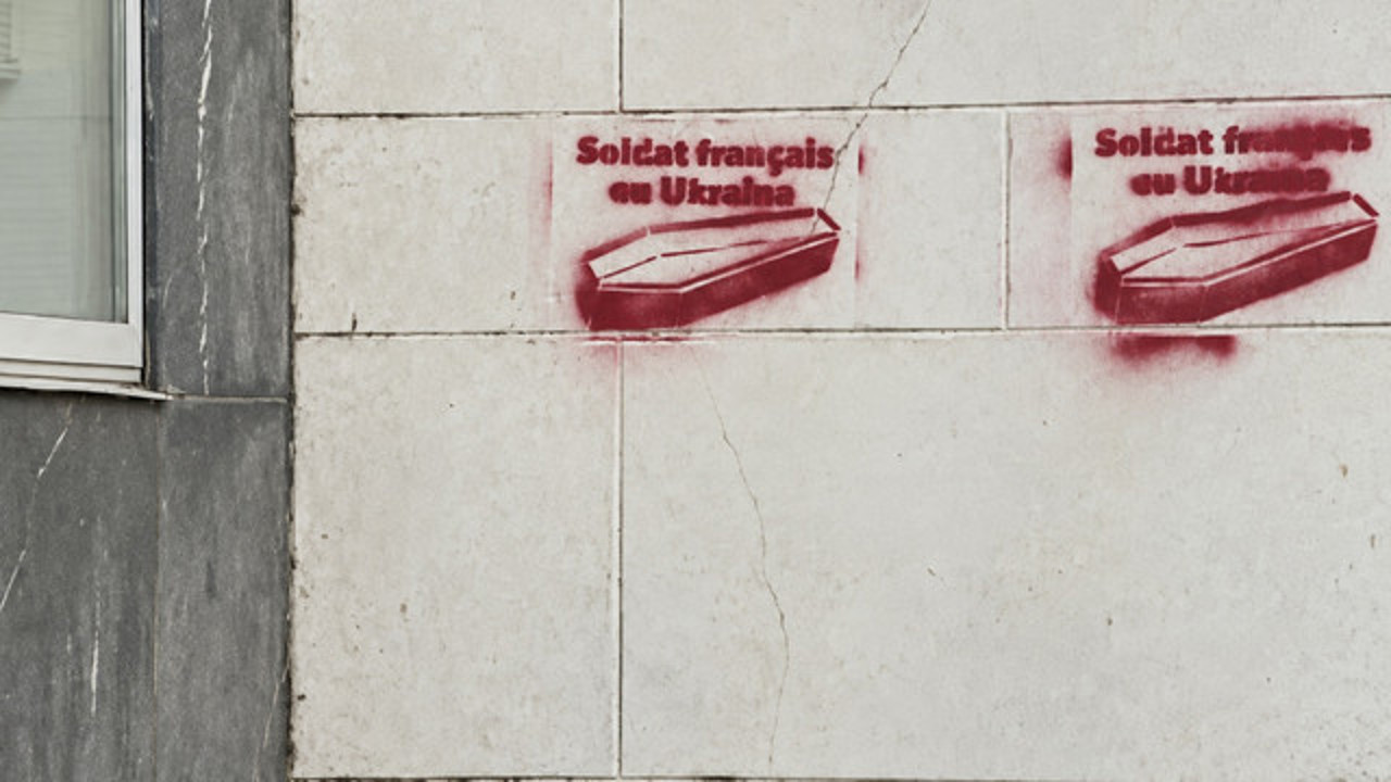 Moldoveni folosiți ca „executanți ieftini” în războiul hibrid al Rusiei: Bărbatul acuzat de vandalism în Franța, la comanda serviciilor ruse, a fost arestat în România
