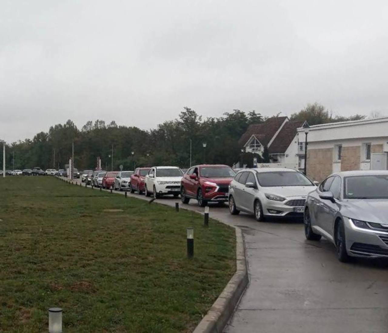 Queues at the Sculeni border crossing. Drivers should use other crossings