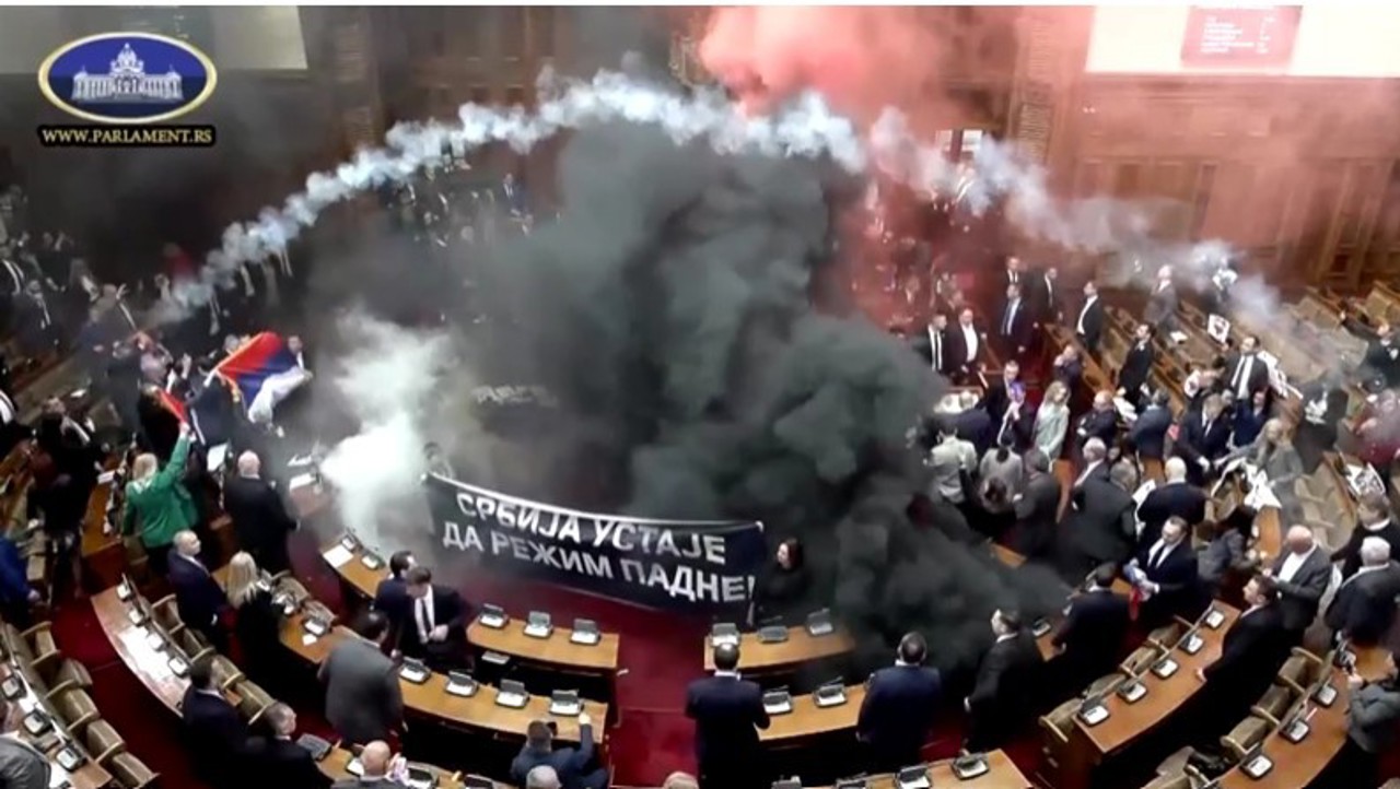 Serbia: Deputații opoziției au aruncat cu grenade fumigene in interiorul Parlamentului