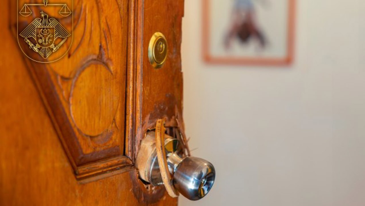 Doi bătrâni din Durlești, atacați în propria casă de trei bărbați cu cagule pe cap 