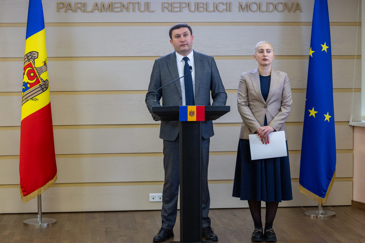 Demersuri ale opoziției: majorarea salariilor profesorilor cu 30% și păstrarea tuturor școlilor deschise